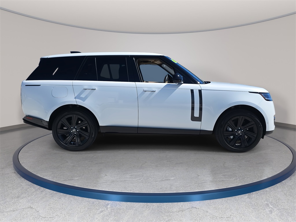2023 Land Rover Range Rover SE photo 3