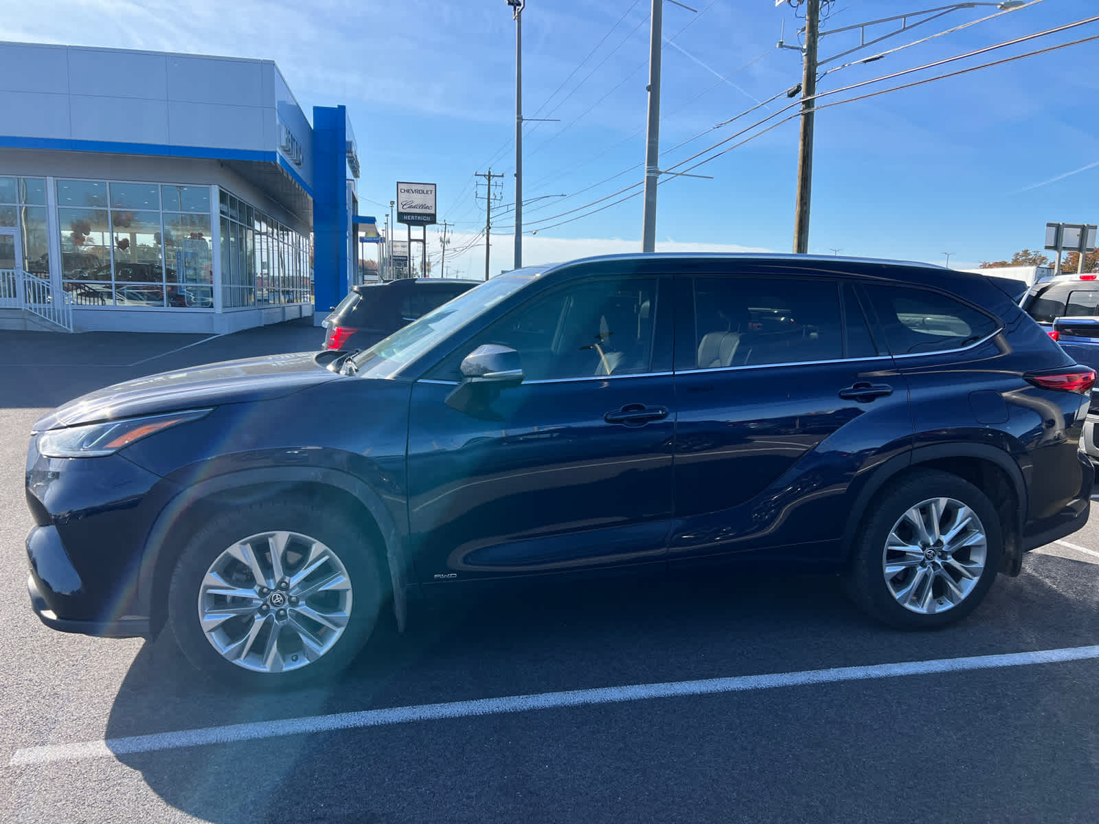 2022 Toyota Highlander Hybrid Limited photo 4