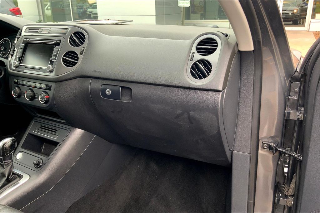 2014 Volkswagen Tiguan SE photo 16