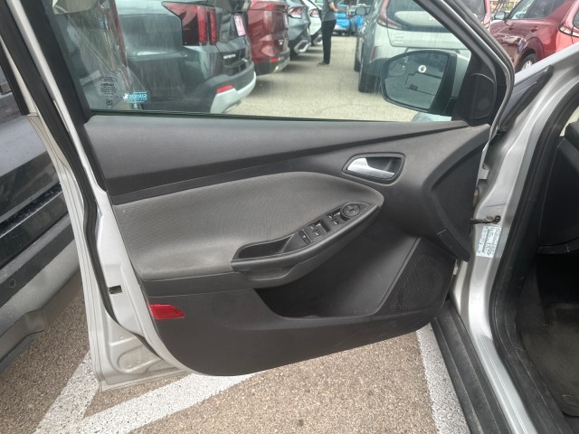 Used 2014 Ingot Silver Metallic Ford SE image 11