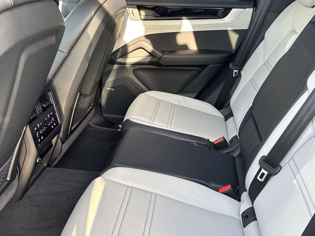2025 Porsche Cayenne Base photo 16