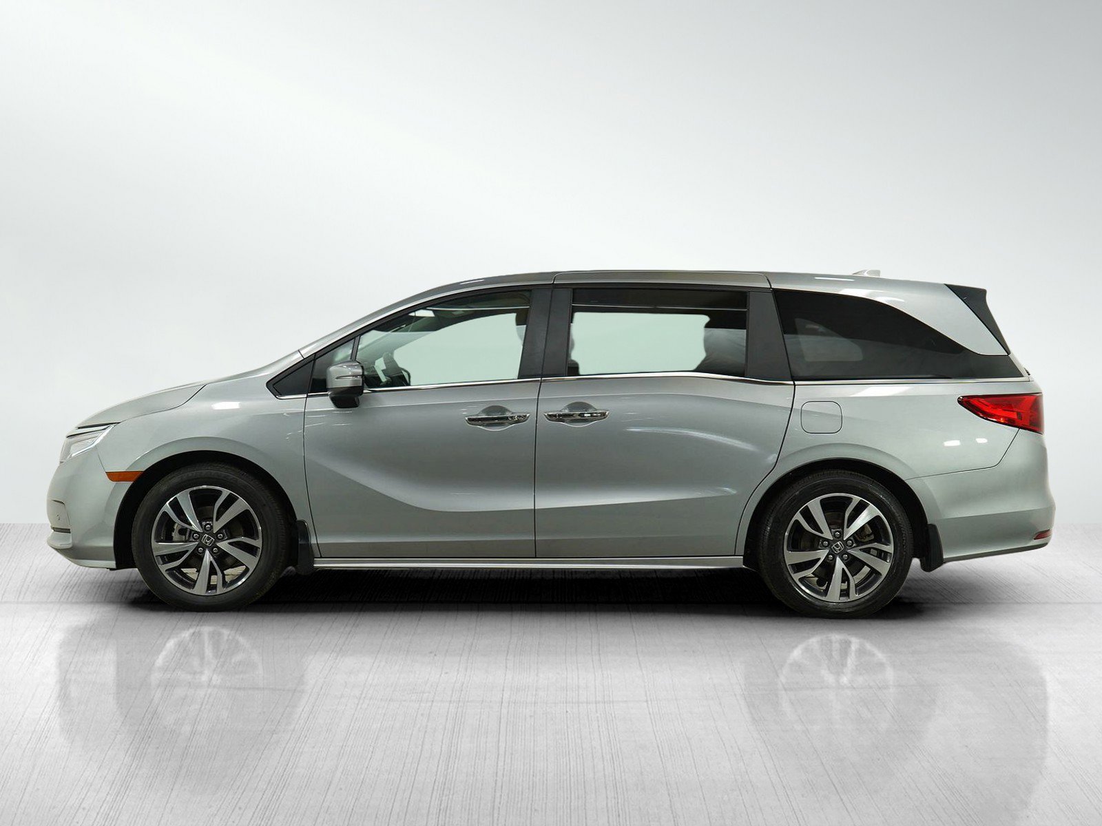 Used 2022 Honda Odyssey Touring with VIN 5FNRL6H88NB069166 for sale in Burnsville, Minnesota