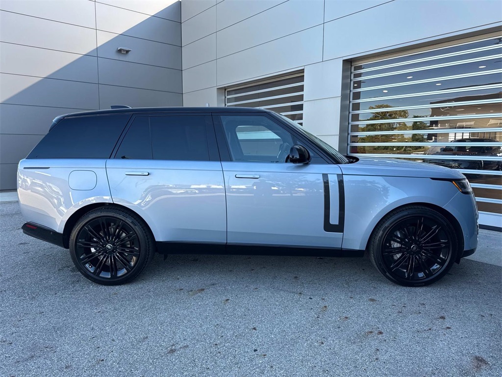 2025 Land Rover Range Rover SE photo 9