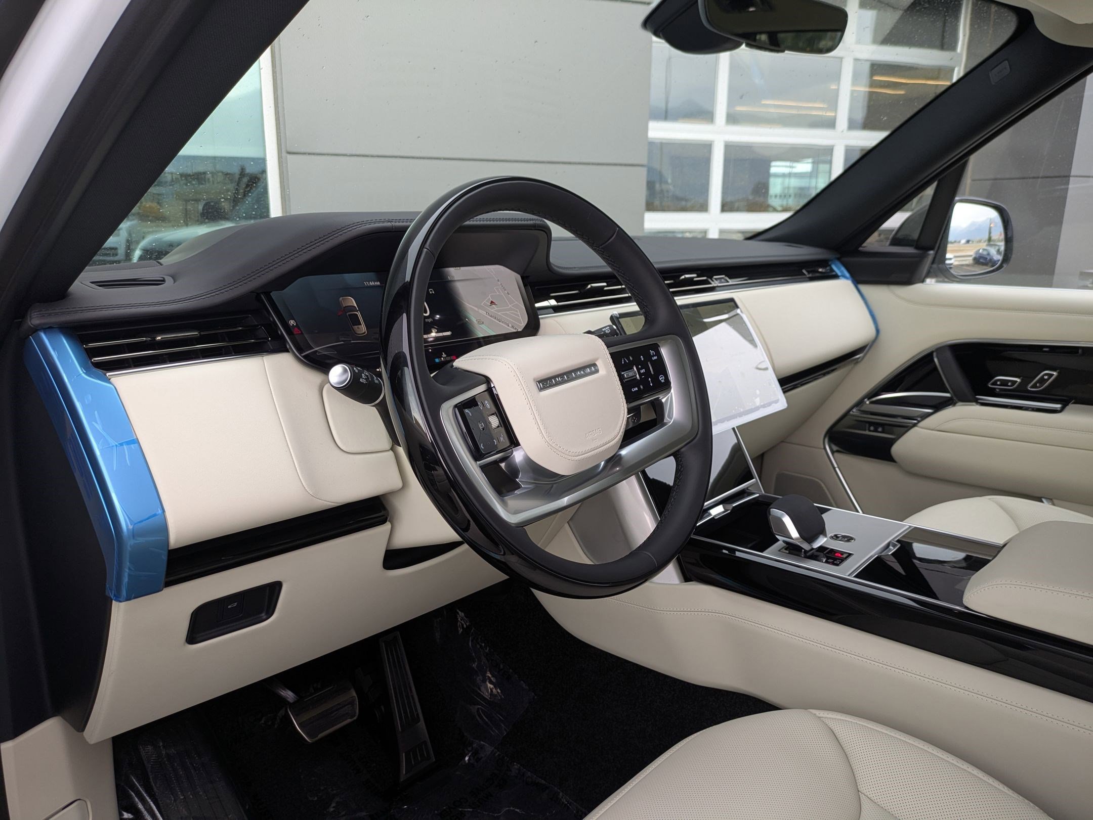 2025 Land Rover Range Rover SE photo 10