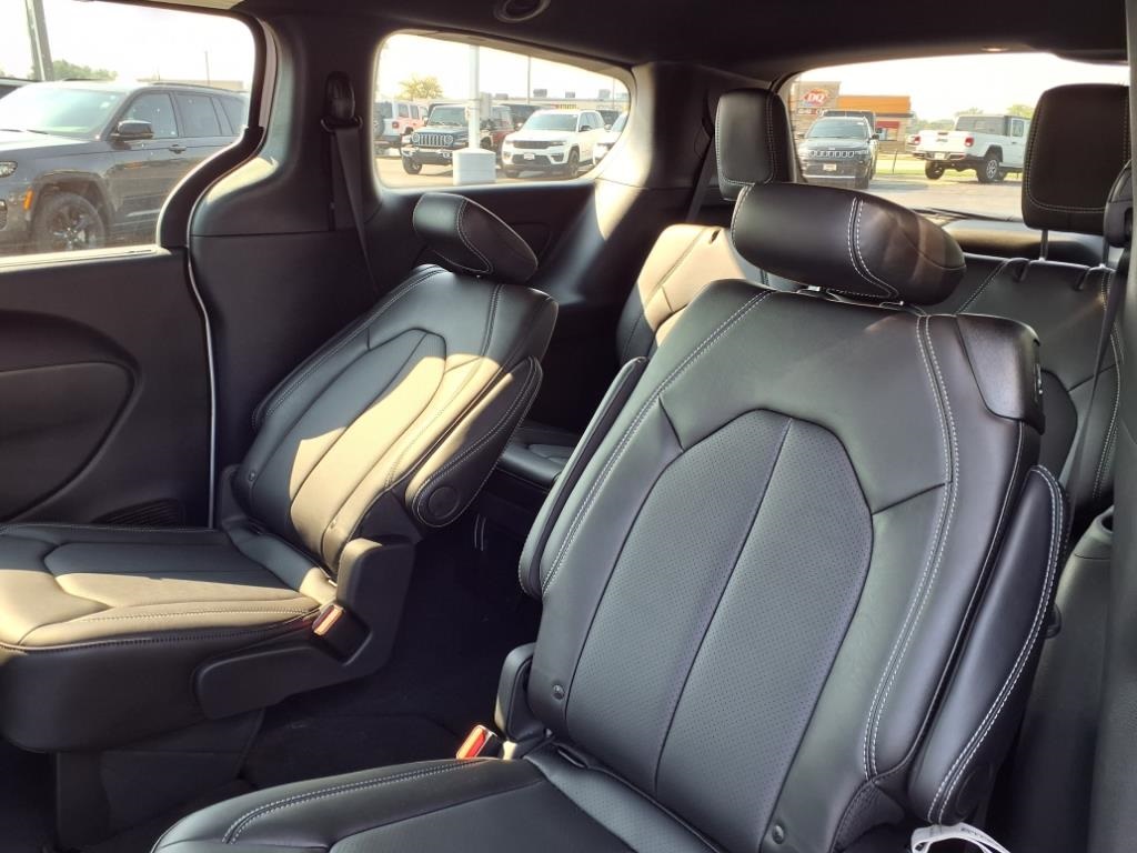 2025 Chrysler Pacifica photo 16