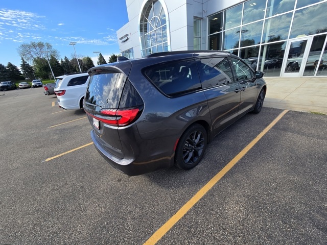 Certified 2022 Chrysler Pacifica Limited with VIN 2C4RC1GG3NR137633 for sale in Shakopee, Minnesota