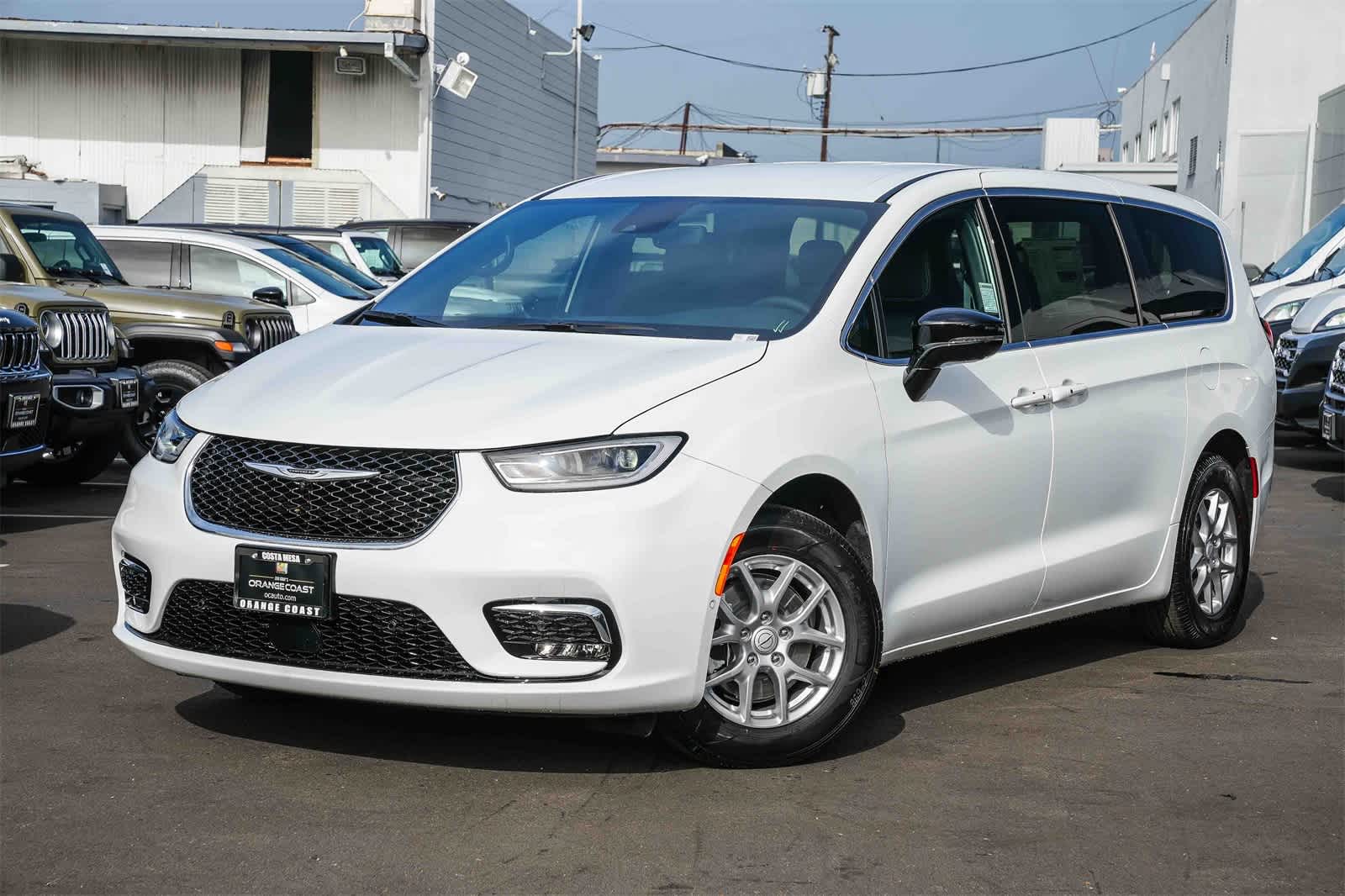 2026 Chrysler Pacifica Select's photo