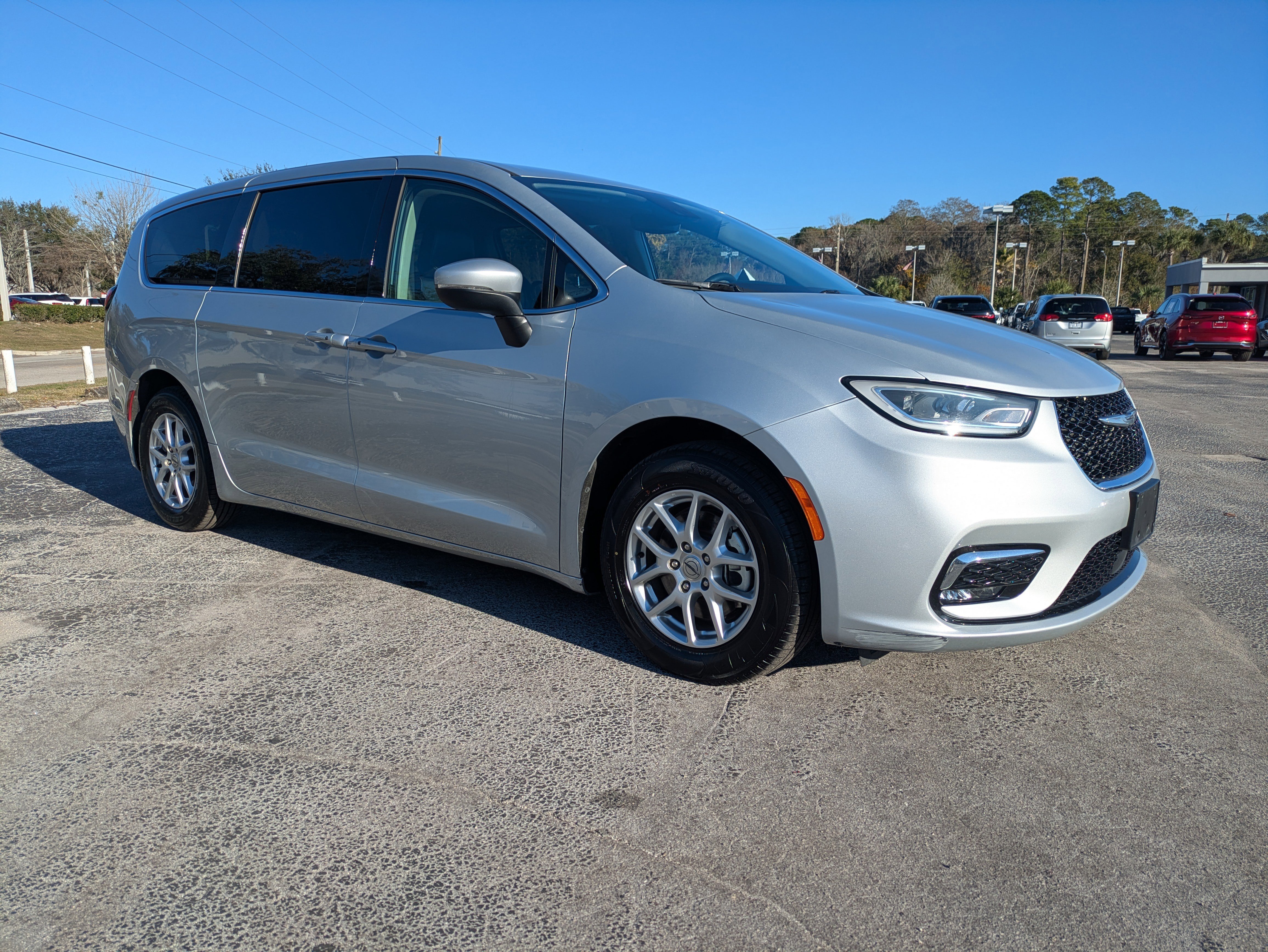 2023 Chrysler Pacifica Touring L's photo