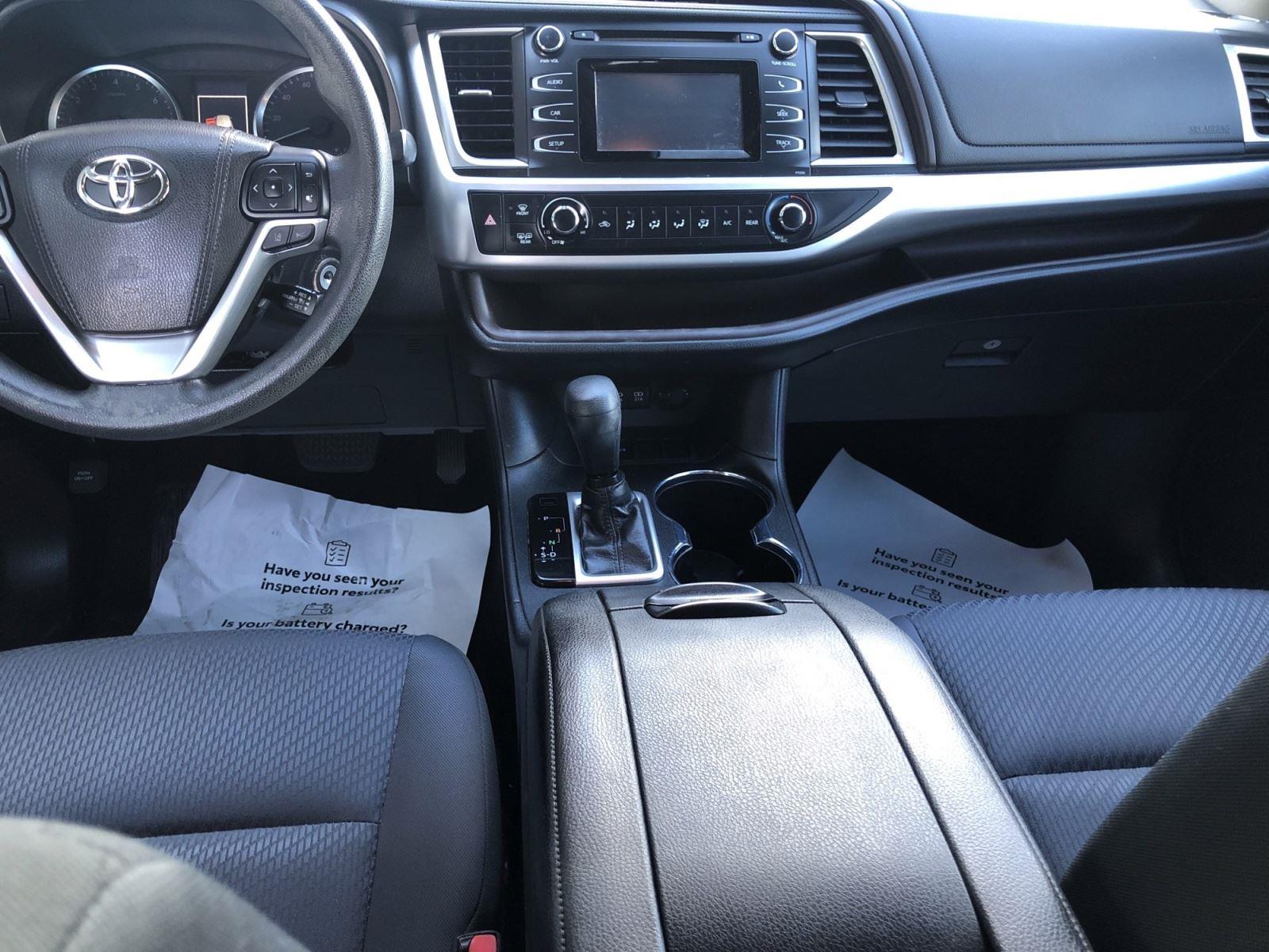 2018 Toyota Highlander LE photo 9