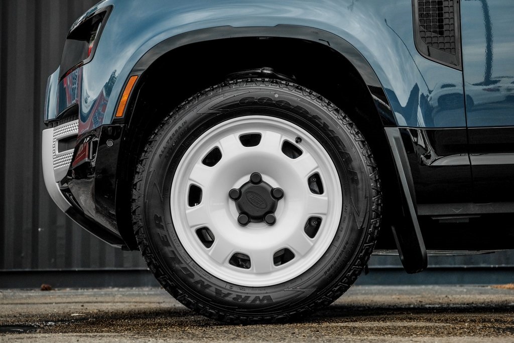 2025 Land Rover Defender 110 S photo 3