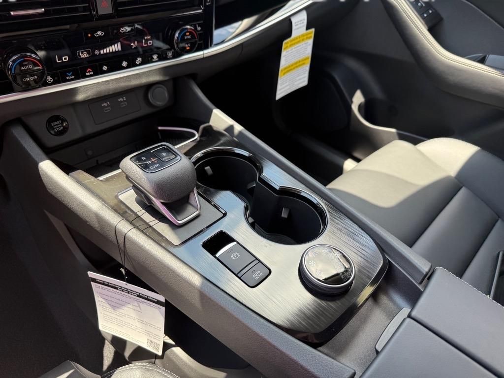 2025 Nissan Rogue SL photo 5