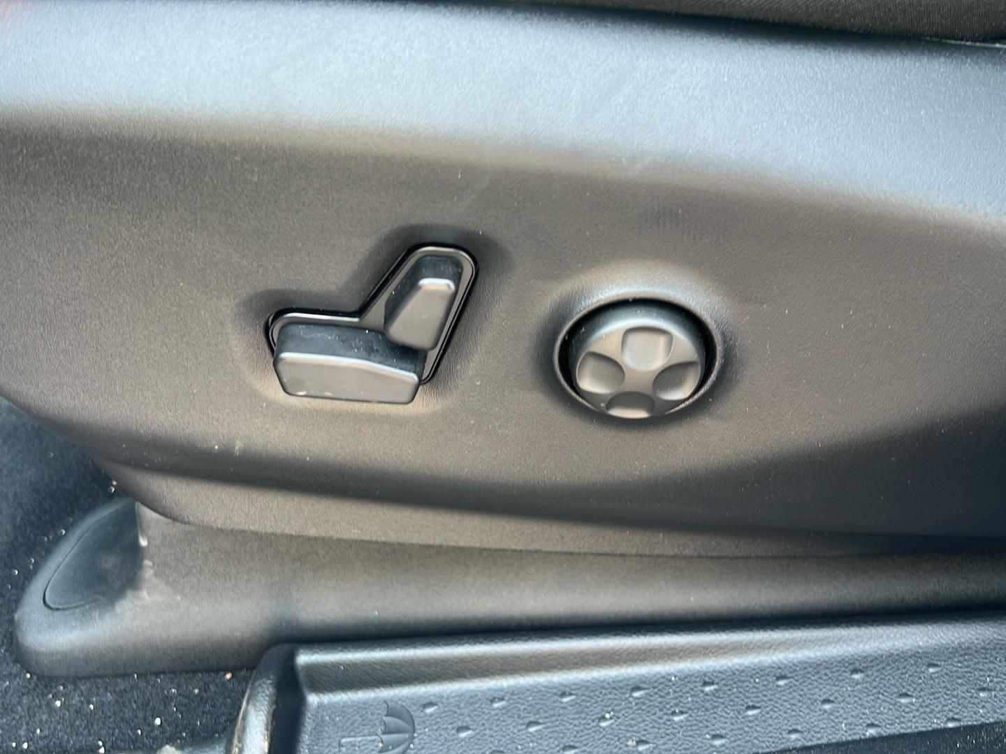 2025 Chrysler Pacifica photo 11