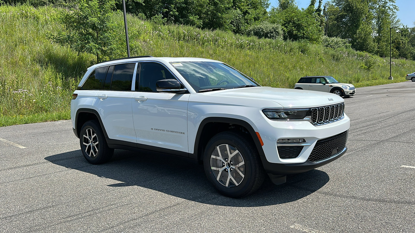 2025 Jeep Grand Cherokee Limited photo 2