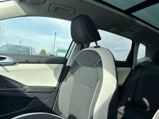 2025 Volkswagen Taos SE photo 17