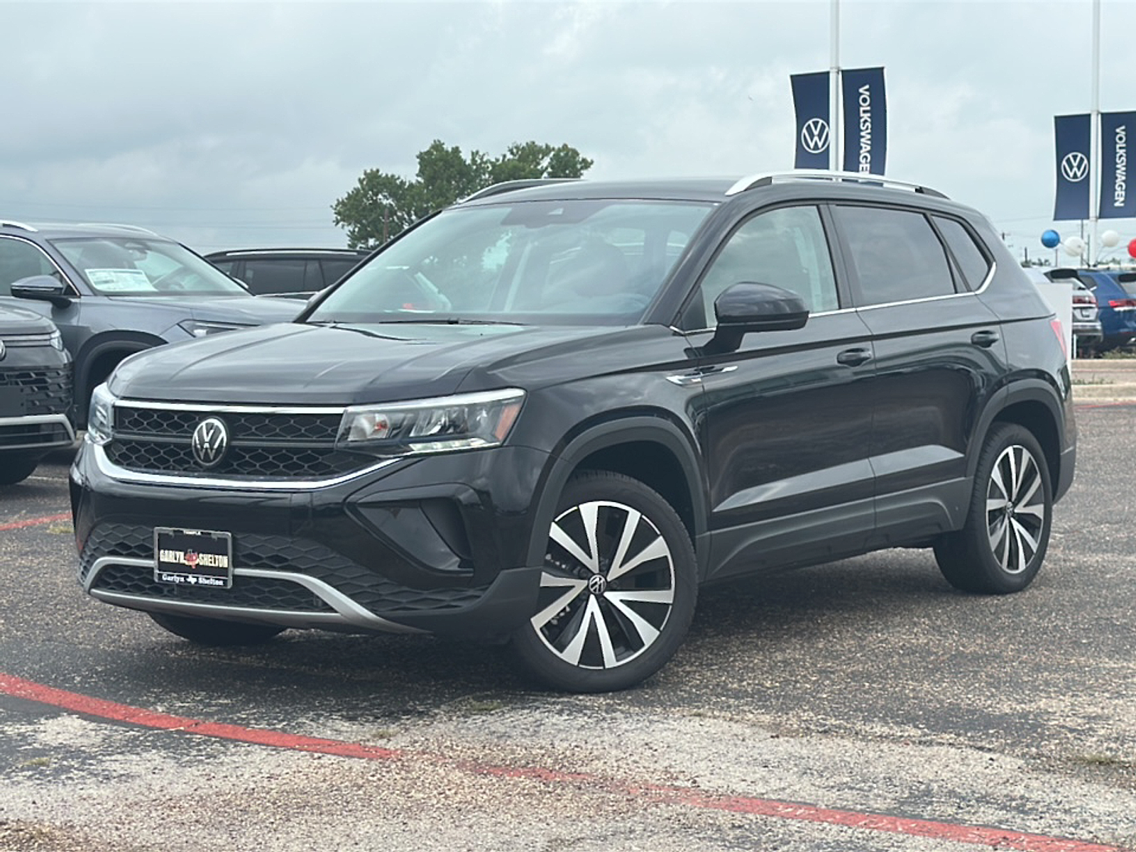 New 2024 Deep Black Pearl Effect Volkswagen SE image 2