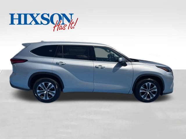 2022 Toyota Highlander XLE photo 8