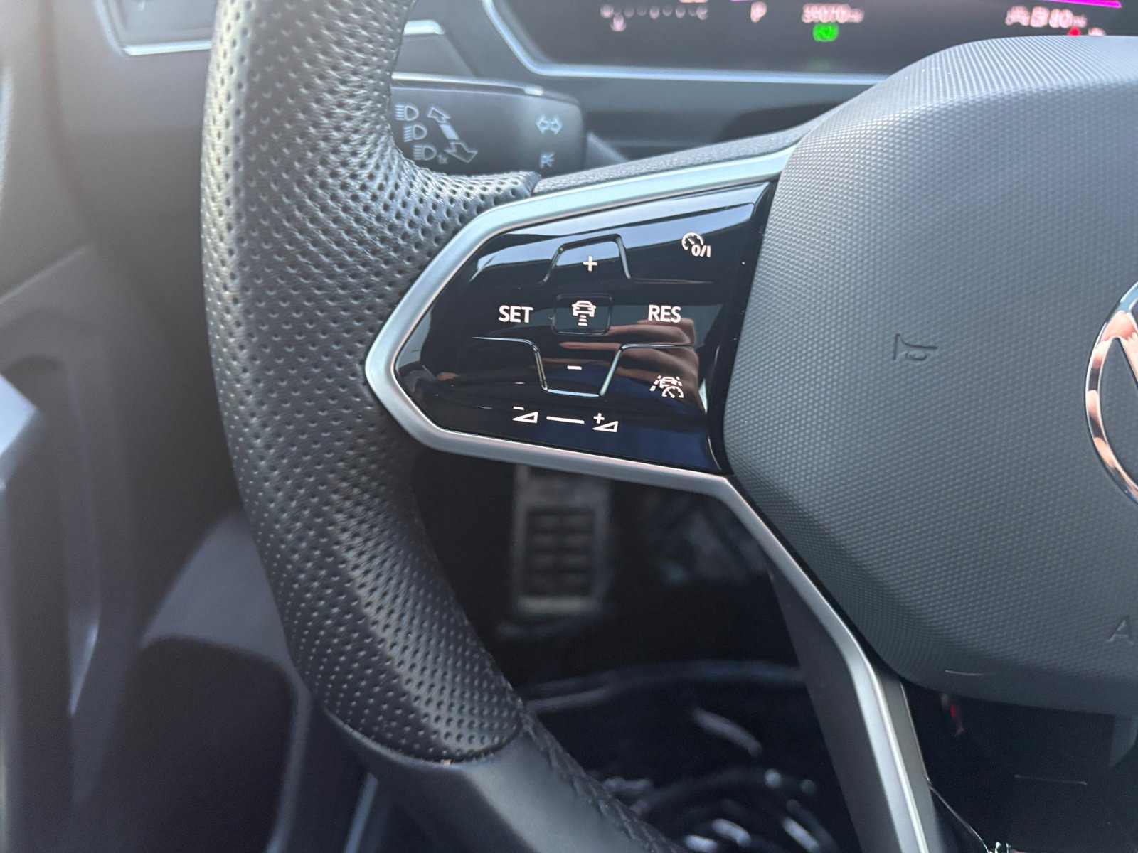 2023 Volkswagen Tiguan SE R-Line Black photo 4