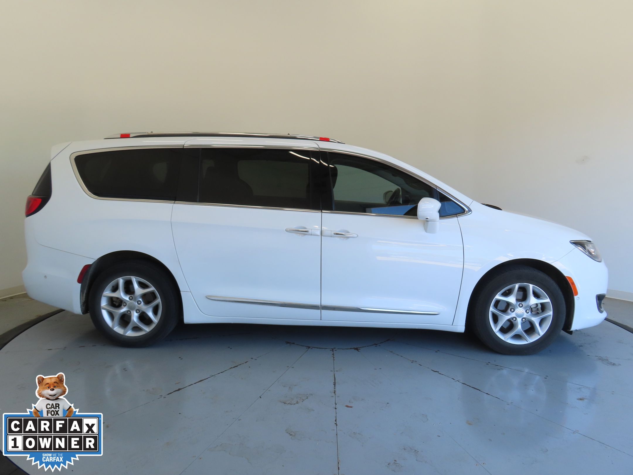 2020 Chrysler Pacifica Touring Plus photo 2