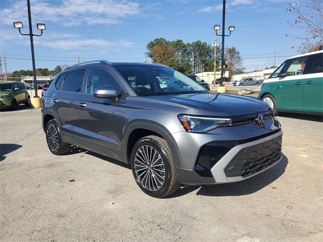 2025 Volkswagen Taos SE photo 2