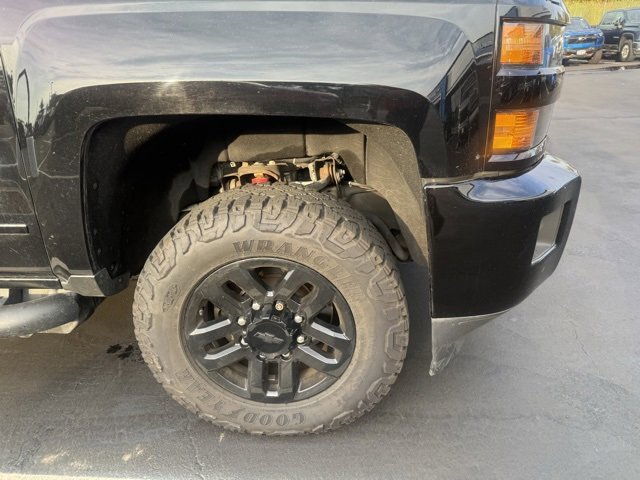 2019 Chevrolet Silverado LTZ photo 2