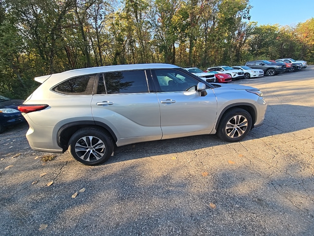 2021 Toyota Highlander XLE photo 8