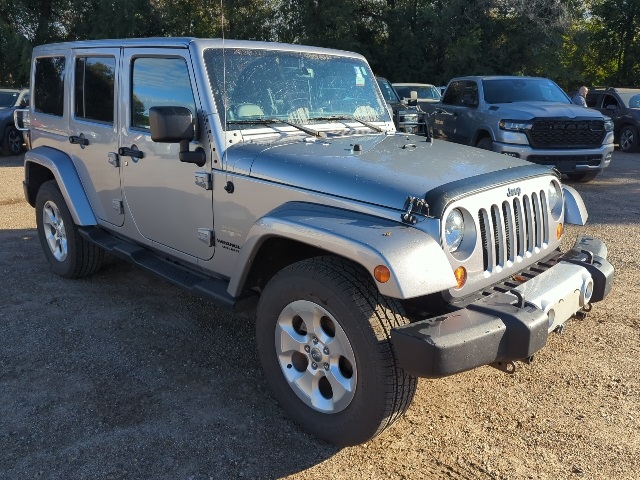 2013 Jeep Wrangler Unlimited Sahara photo 2