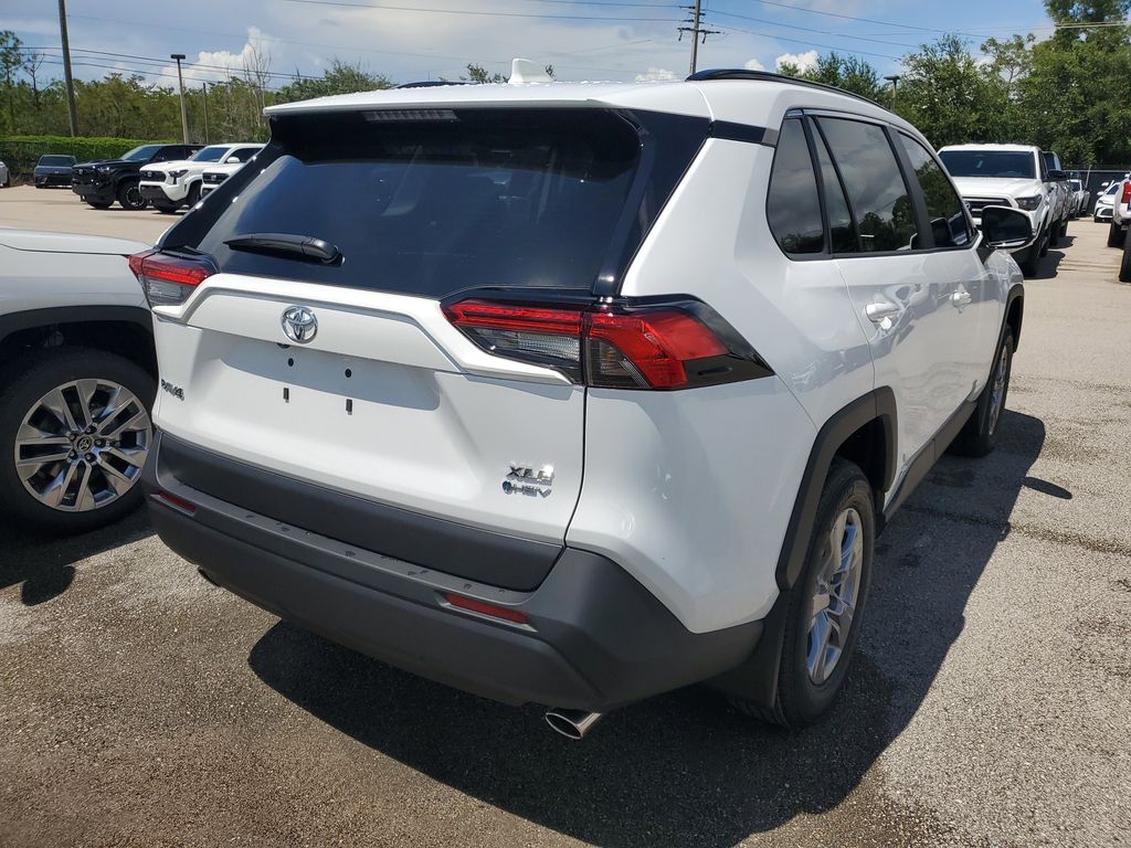 2025 Toyota RAV4 Hybrid XLE photo 5