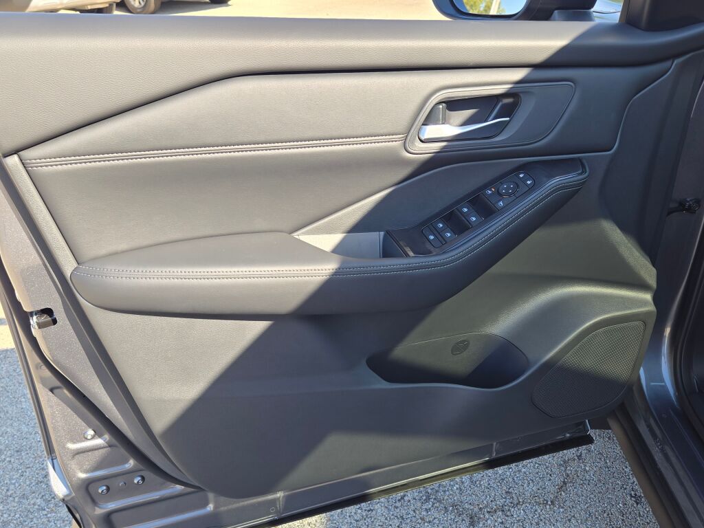 2026 Nissan Rogue SV photo 22