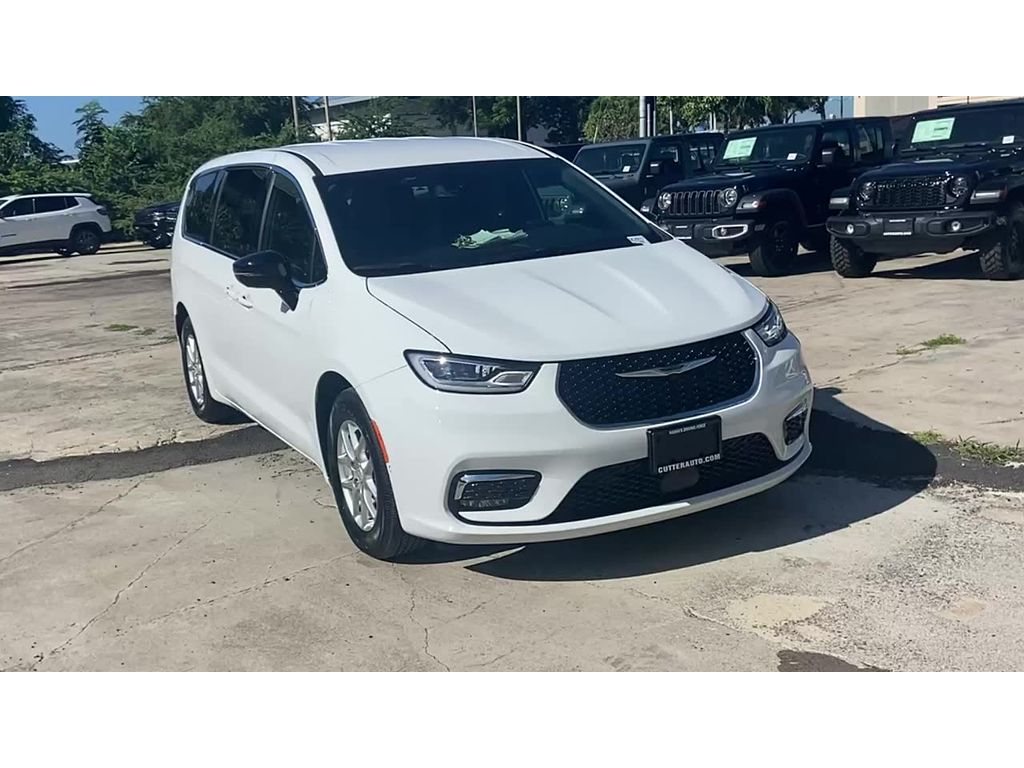 2026 Chrysler Pacifica Select's photo