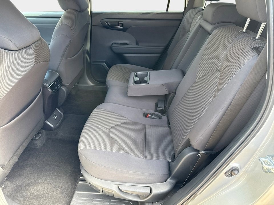 2024 Toyota Highlander LE photo 2