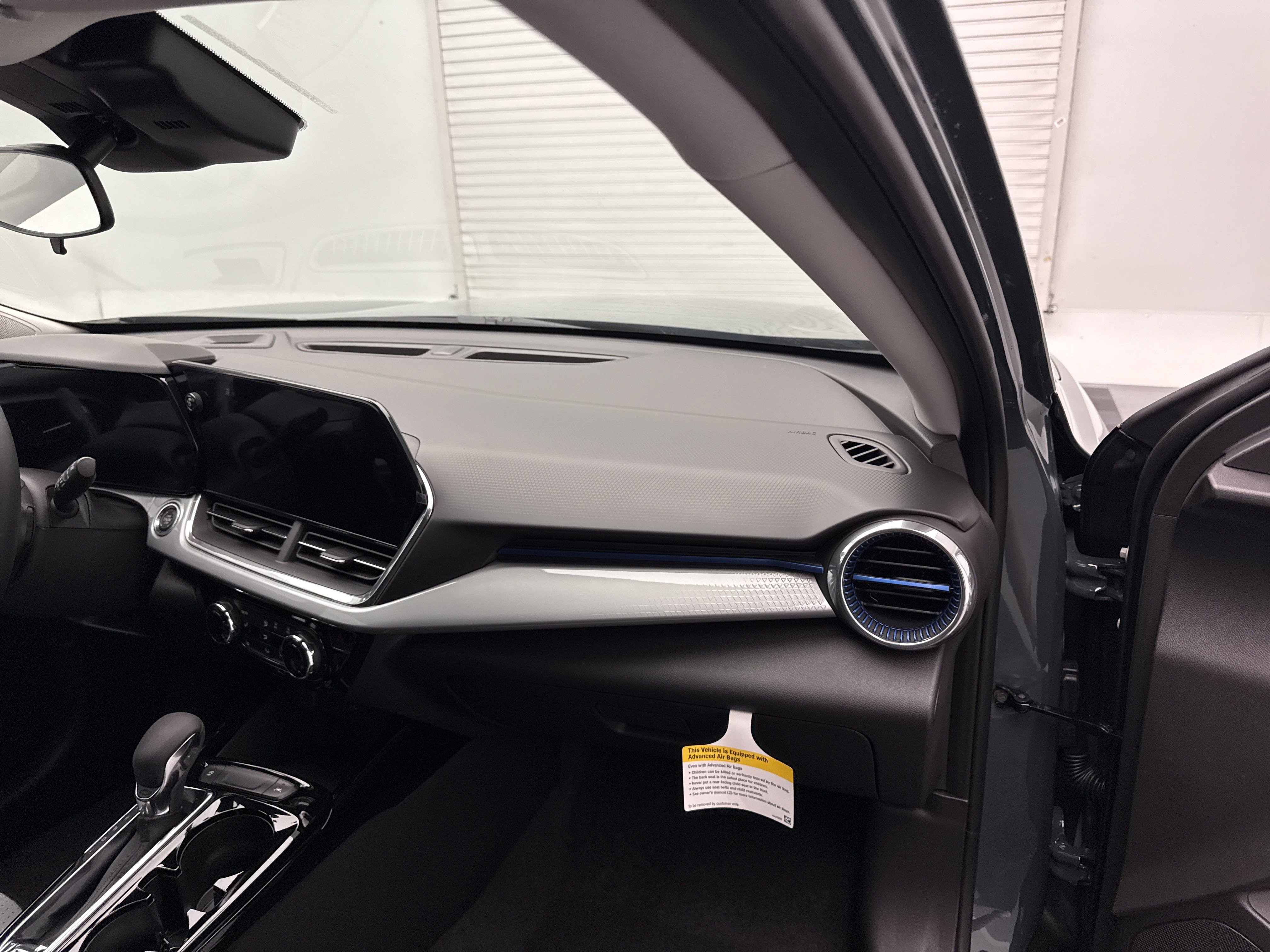 2025 Chevrolet Trax LT photo 13