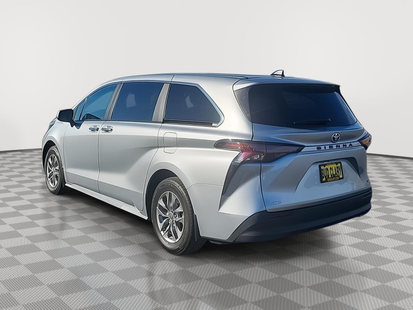 2023 Toyota Sienna XLE photo 3