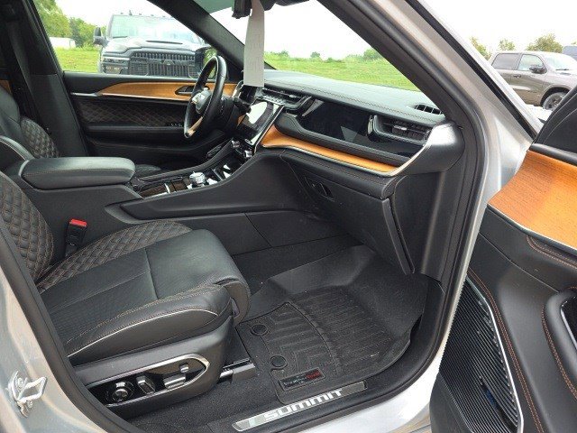 2022 Jeep Grand Cherokee Summit Reserve photo 11