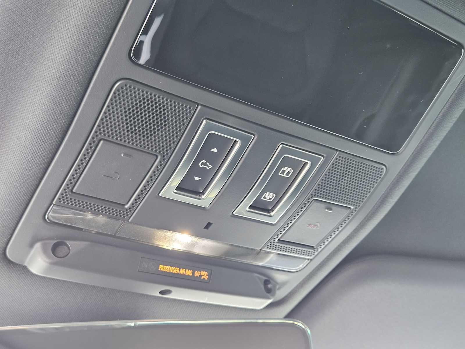 2025 Land Rover Defender 130 X-Dynamic SE photo 18