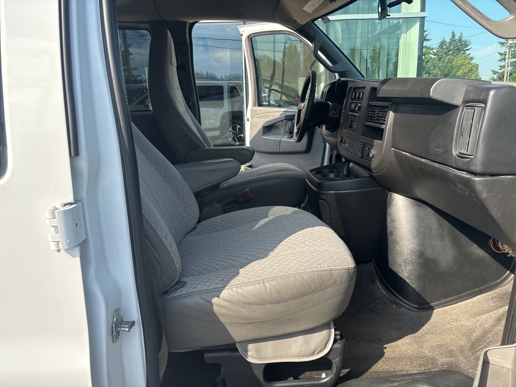 2016 Chevrolet Express 3500 Passenger Van photo 9