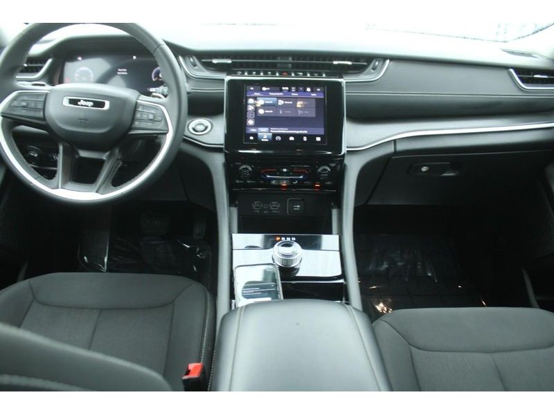2023 Jeep Grand Cherokee Laredo photo 12