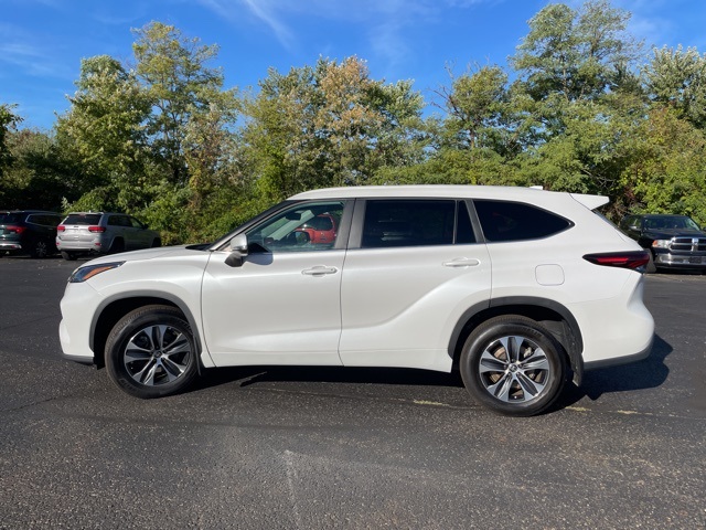 2024 Toyota Highlander XLE photo 2