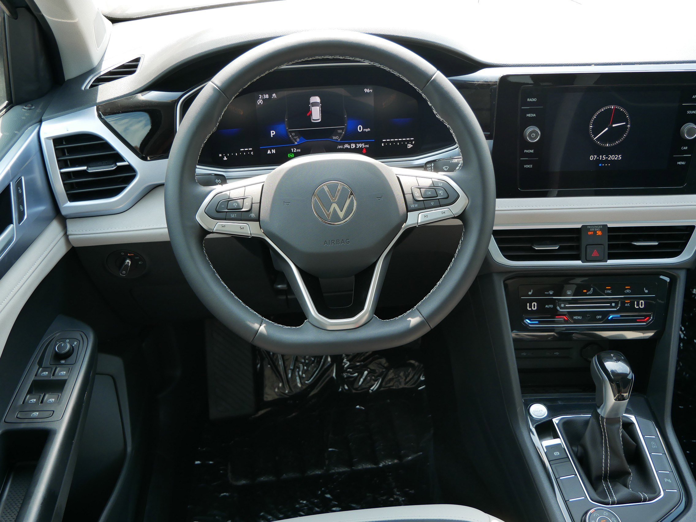 2025 Volkswagen Taos SE photo 4