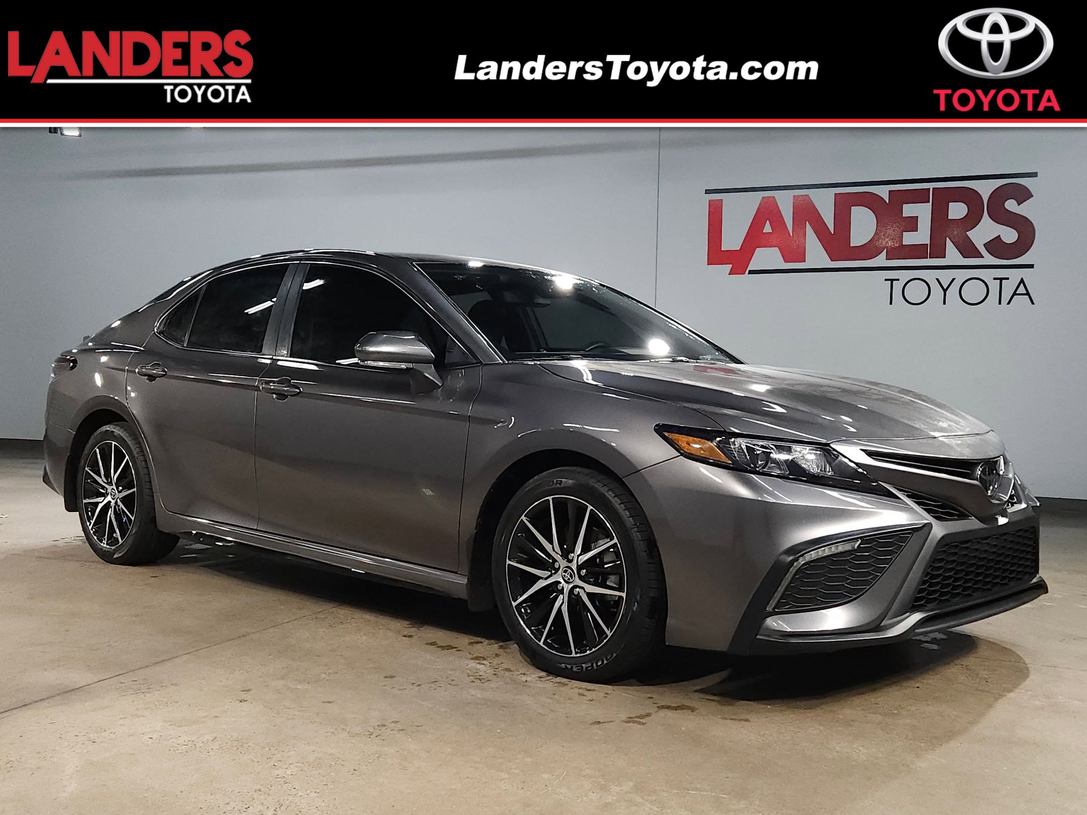 2023 Toyota Camry SE's photo