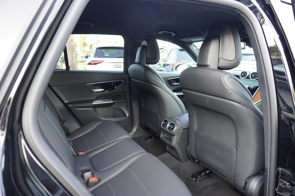 2025 Mercedes Benz GLC 300 photo 13