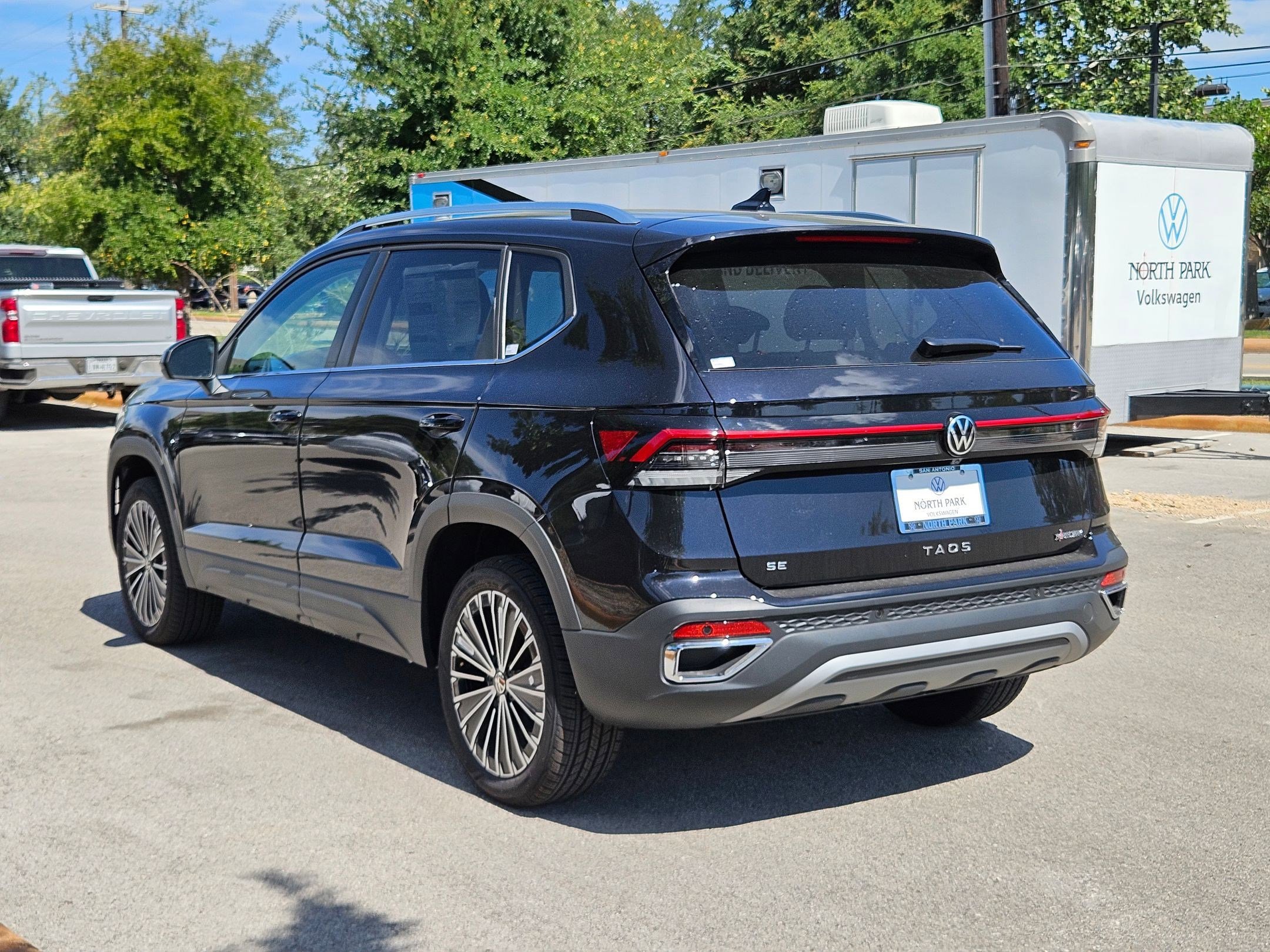 2025 Volkswagen Taos SE photo 3