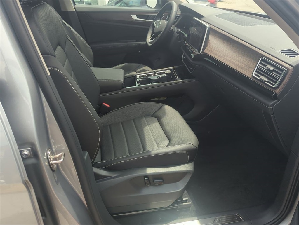 2025 Volkswagen Atlas SEL photo 24