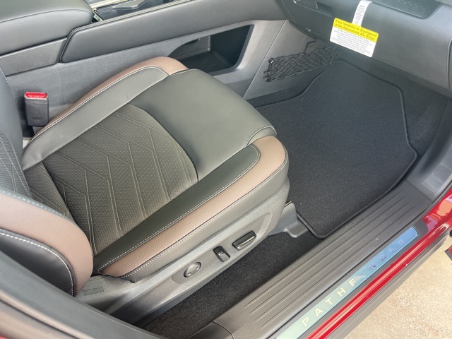 2025 Nissan Pathfinder Platinum photo 21