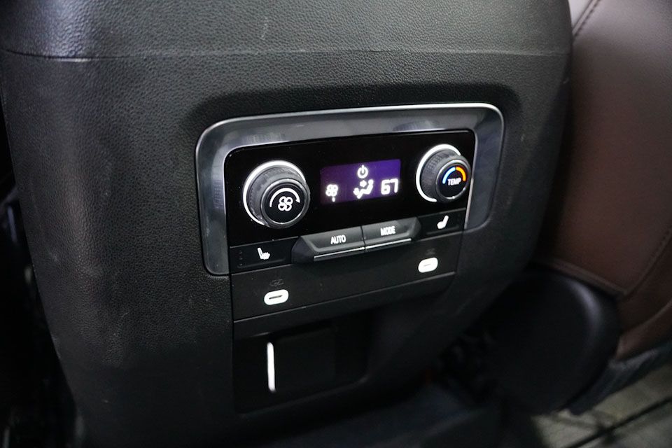 2021 Chevrolet Suburban High Country photo 4
