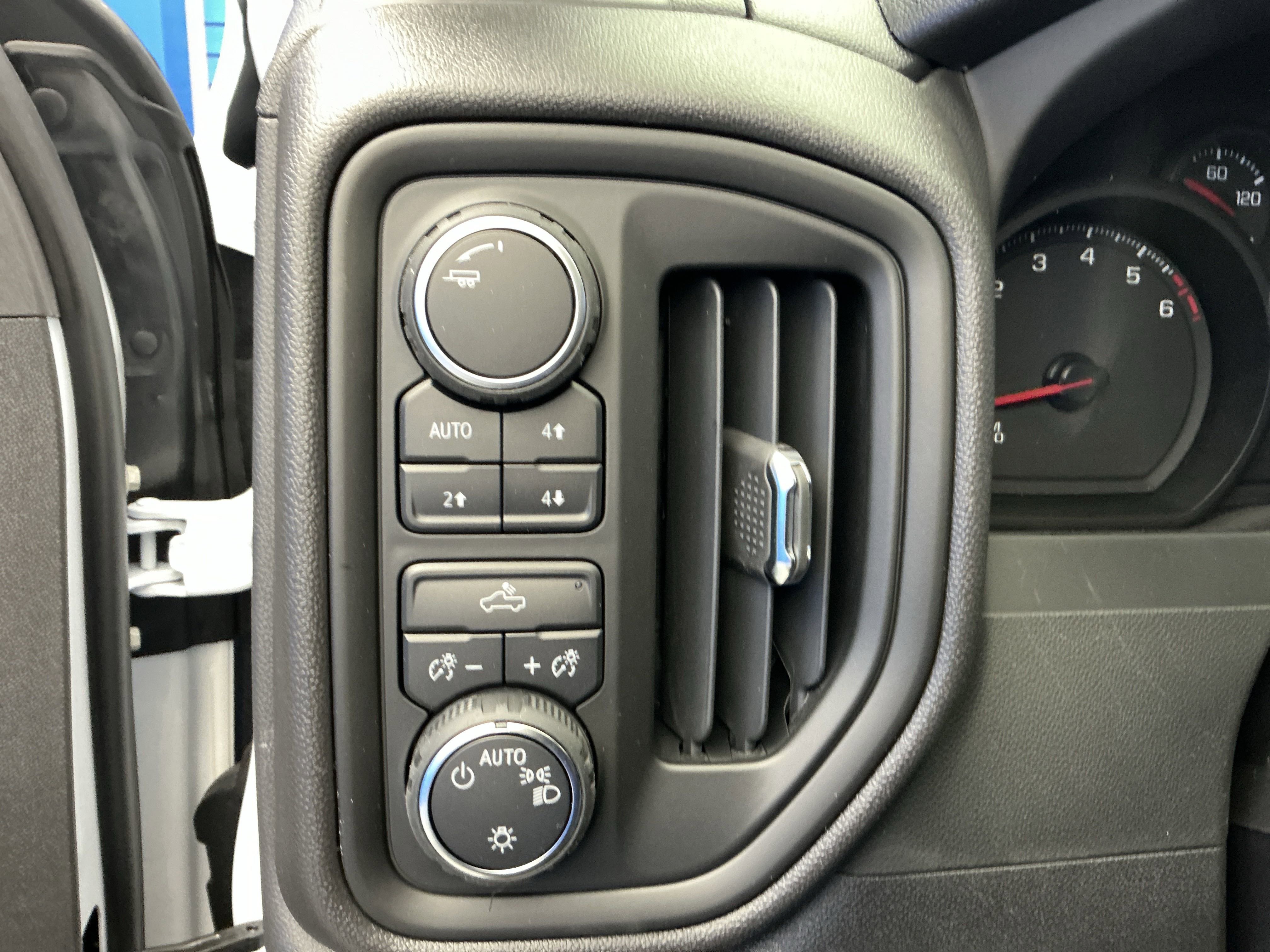2025 Chevrolet Silverado 1500 Custom Trail Boss photo 9