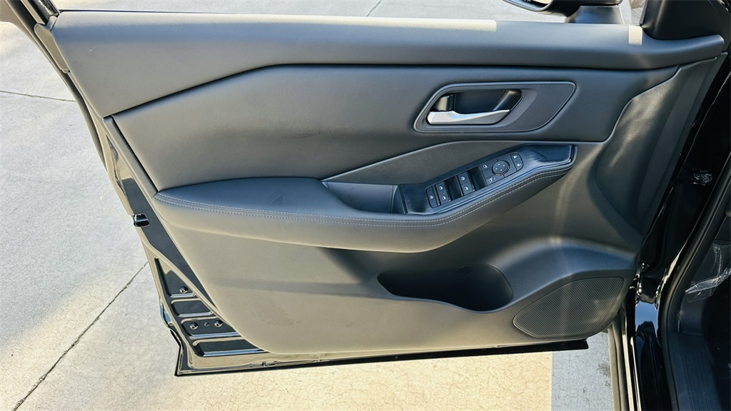 2026 Nissan Rogue S photo 13