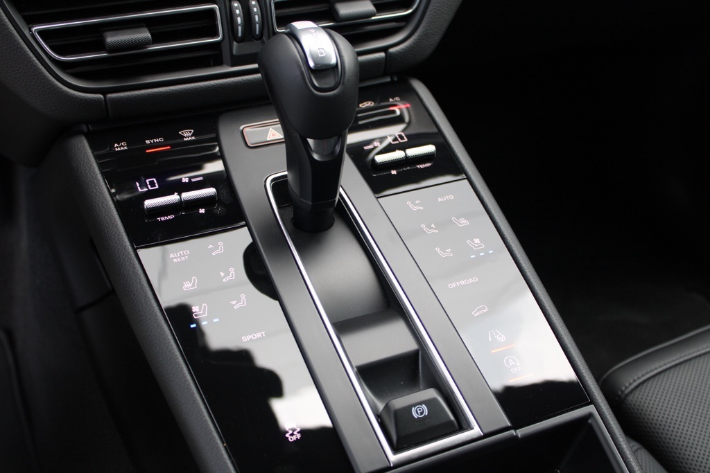 2024 Porsche Macan T photo 25