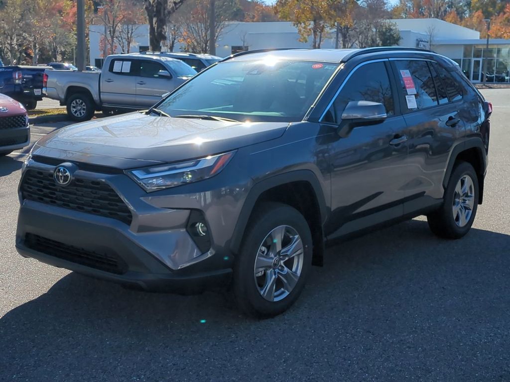 2025 Toyota RAV4 XLE's photo