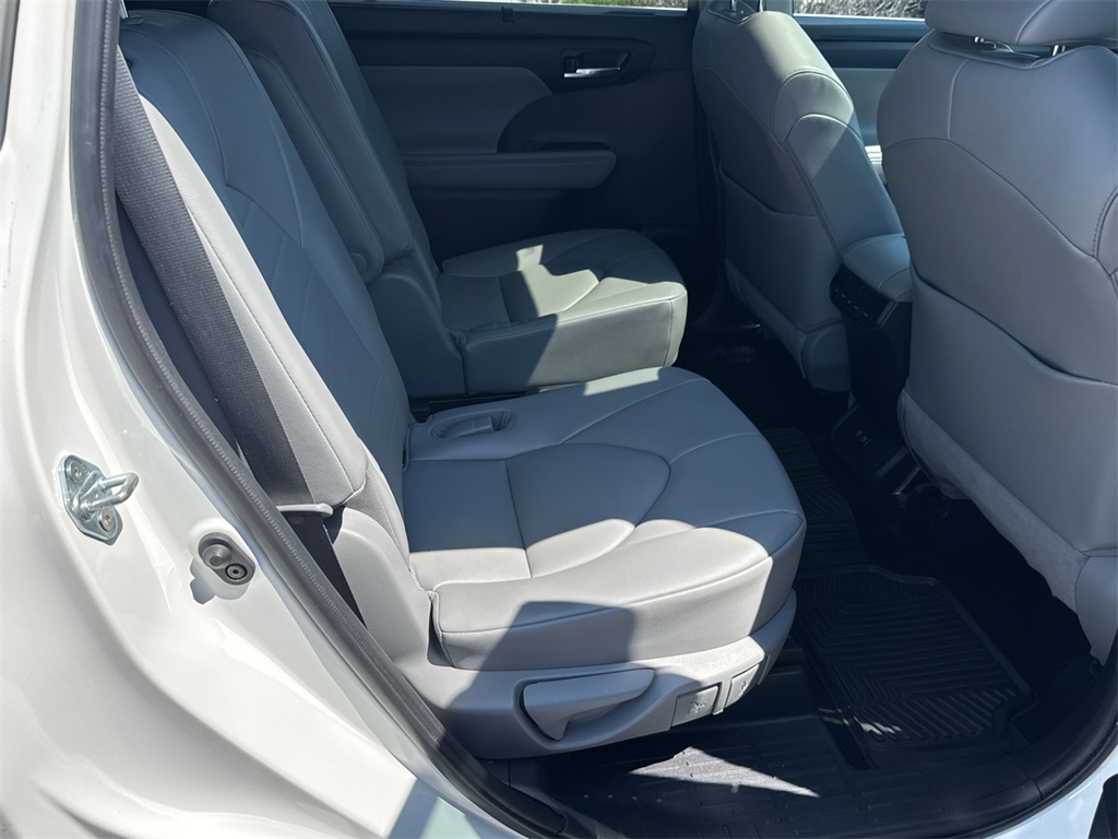 2021 Toyota Highlander XLE photo 14