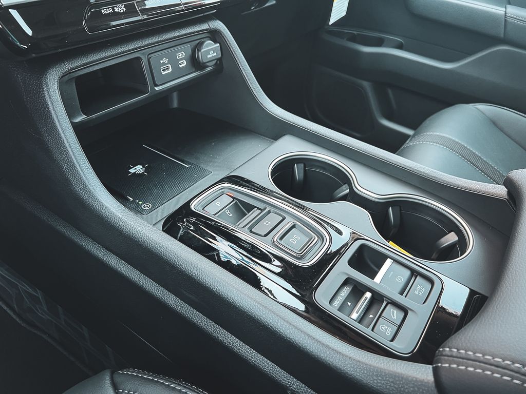 2025 Honda Pilot Touring photo 17